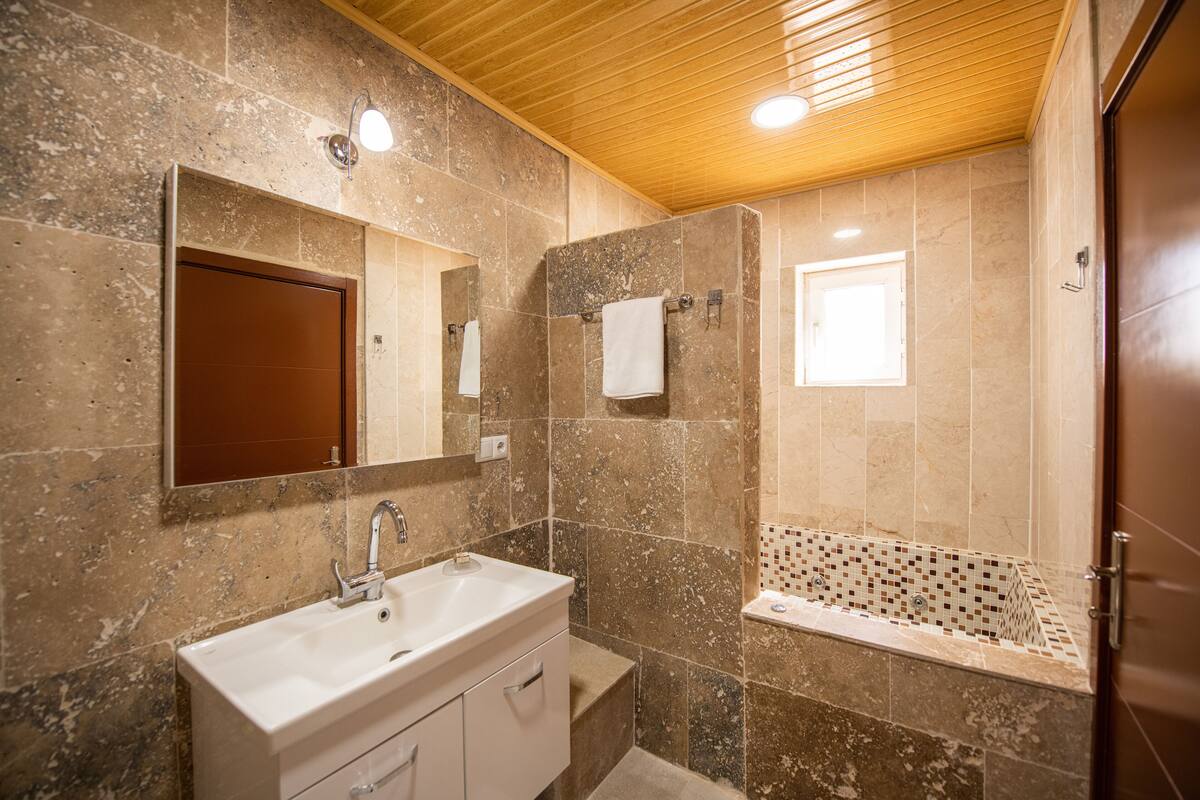 standard room, garden view | bathroom | free toiletries, hair dryer, slippers, bidet