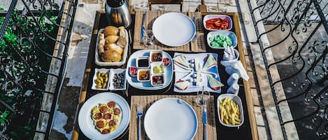 Free daily full breakfast