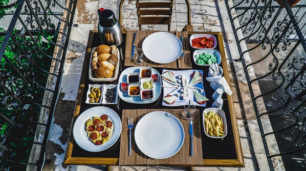 Free daily full breakfast 