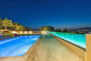 Piscina externa sazonal, guarda-sóis, espreguiçadeiras