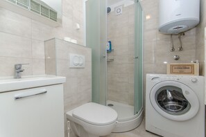 Lägenhet | Badrum | Gratis toalettartiklar, hårtork, handdukar och tvål