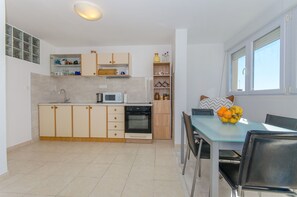 Apartemen | Dapur pribadi | Lemari es besar, microwave, oven, dan kompor