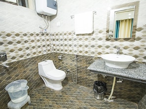 Habitación Deluxe doble | Baño | Ducha y cabezal de ducha tipo lluvia