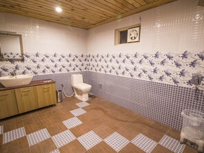 Deluxe Double Room | Bathroom | Shower, rainfall showerhead - Hotel Mount Edge (Dharamshala)