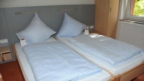 Schreibtisch, Bügeleisen/Bügelbrett, kostenlose Babybetten