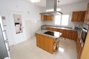 Fridge, microwave, oven, stovetop -  Villa with a large private swimming pool and panoramic coast views! (Mutxamel)