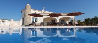  Villa with a large private swimming pool and panoramic coast views!