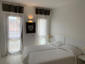 2 bedrooms, iron/ironing board, WiFi, bed sheets