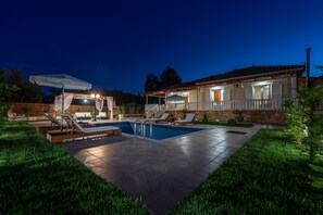 Seasonal outdoor pool, pool umbrellas, sun loungers - Villa Eleon (Zakynthos)
