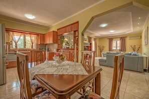 Villa Familiale, vue piscine | Cuisine partagée | Grand réfrigérateur, micro-ondes, four, plaque de cuisson
