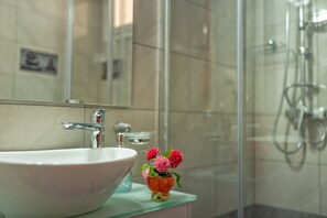 Baignoire profonde, douche cascade, articles de toilette (gratuits)