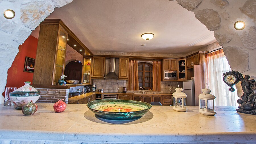 The Vivian - Luxury Stone Villa