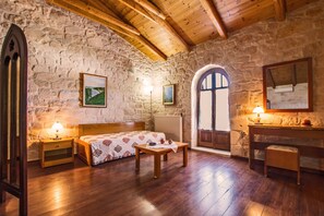 Frette Italian sheets, premium bedding, in-room safe, desk - The Vivian - Luxury Stone Villa (Zakynthos)