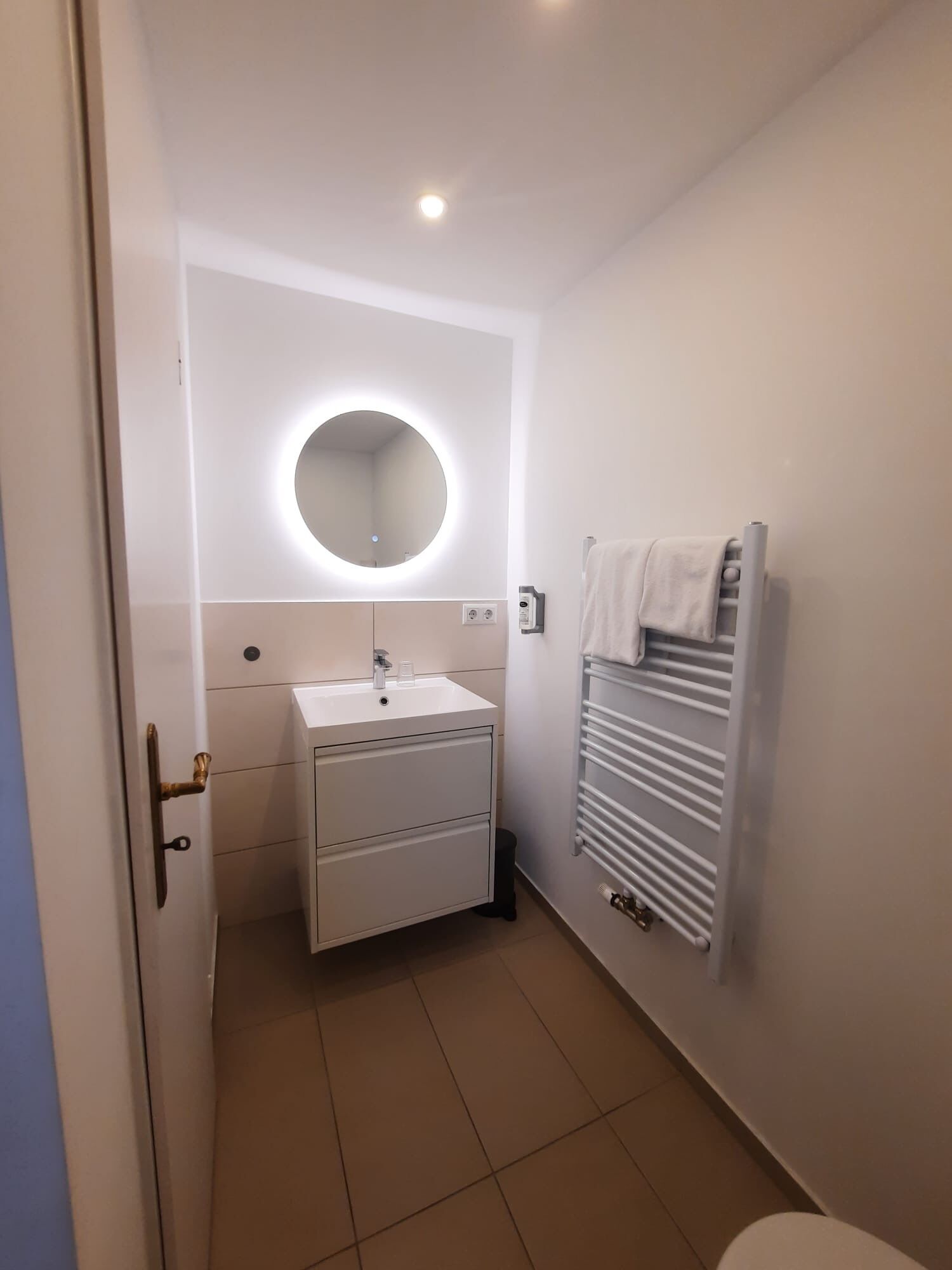 economy single room | bathroom | eco-friendly toiletries, hair dryer, towels