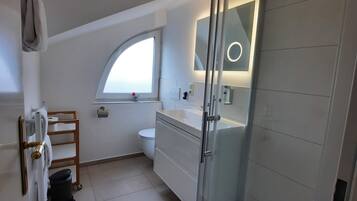 Standard Double Room | Bathroom | Eco-friendly toiletries, hair dryer, towels