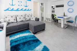 Apartament, 1 dormitori (Sea) | Sala d'estar | Televisor LED