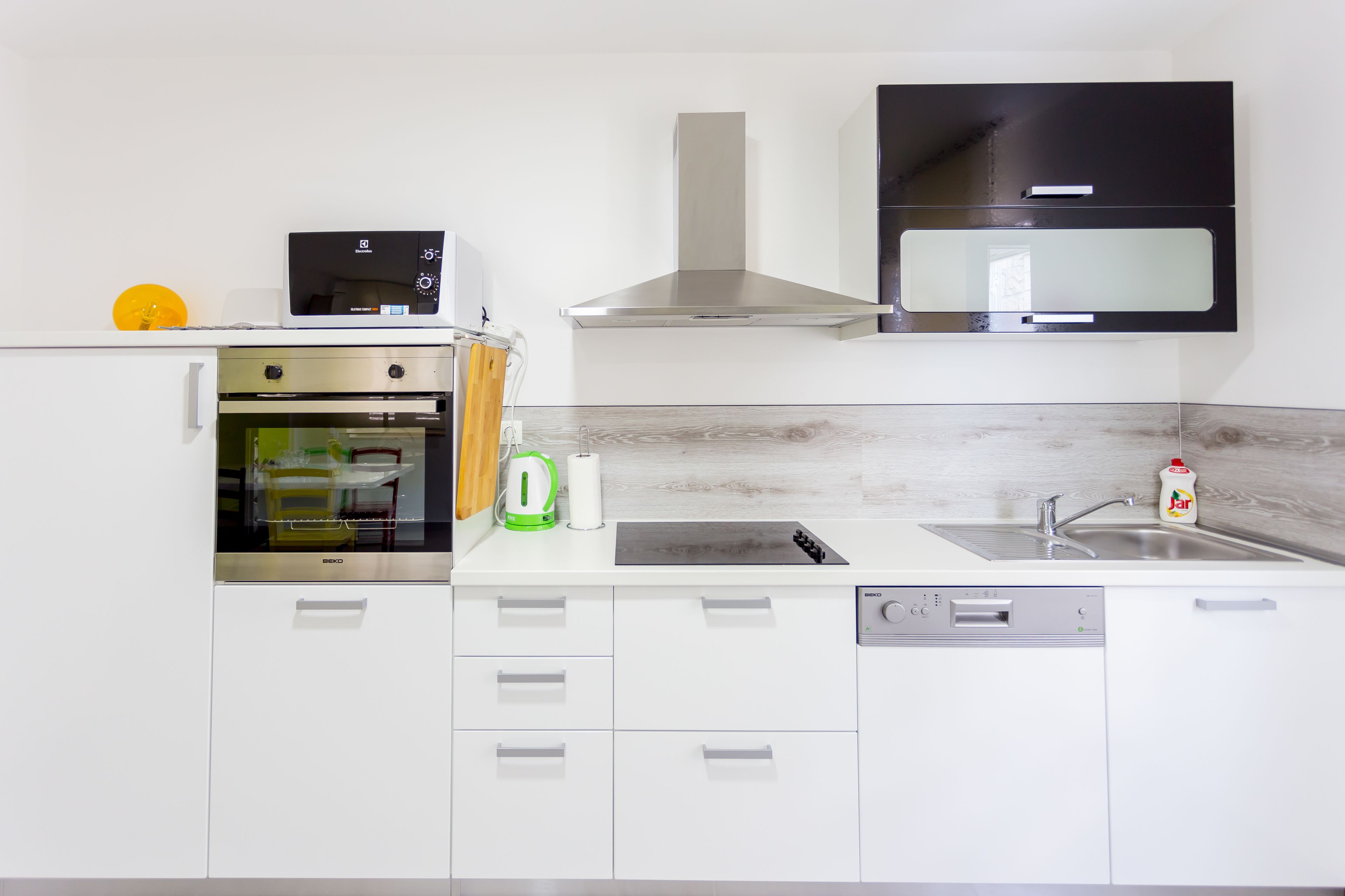 Cuina moderna amb forn integrat, microones i rentaplats.