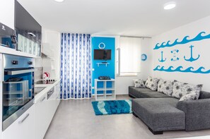 Apartamento, 1 habitación (Sea) | Zona de estar | Una televisión LED