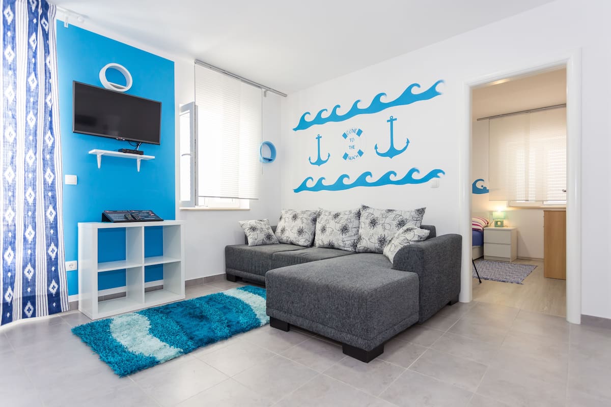 Apartament, 1 dormitori (Sea) | Sala d'estar | Televisor LED