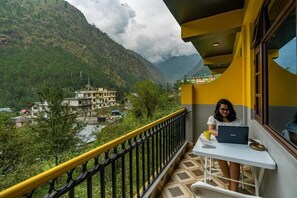 Deluxe Double Room with Balcony x A Block | Balcony - The Hosteller Kasol (Bhuntar)