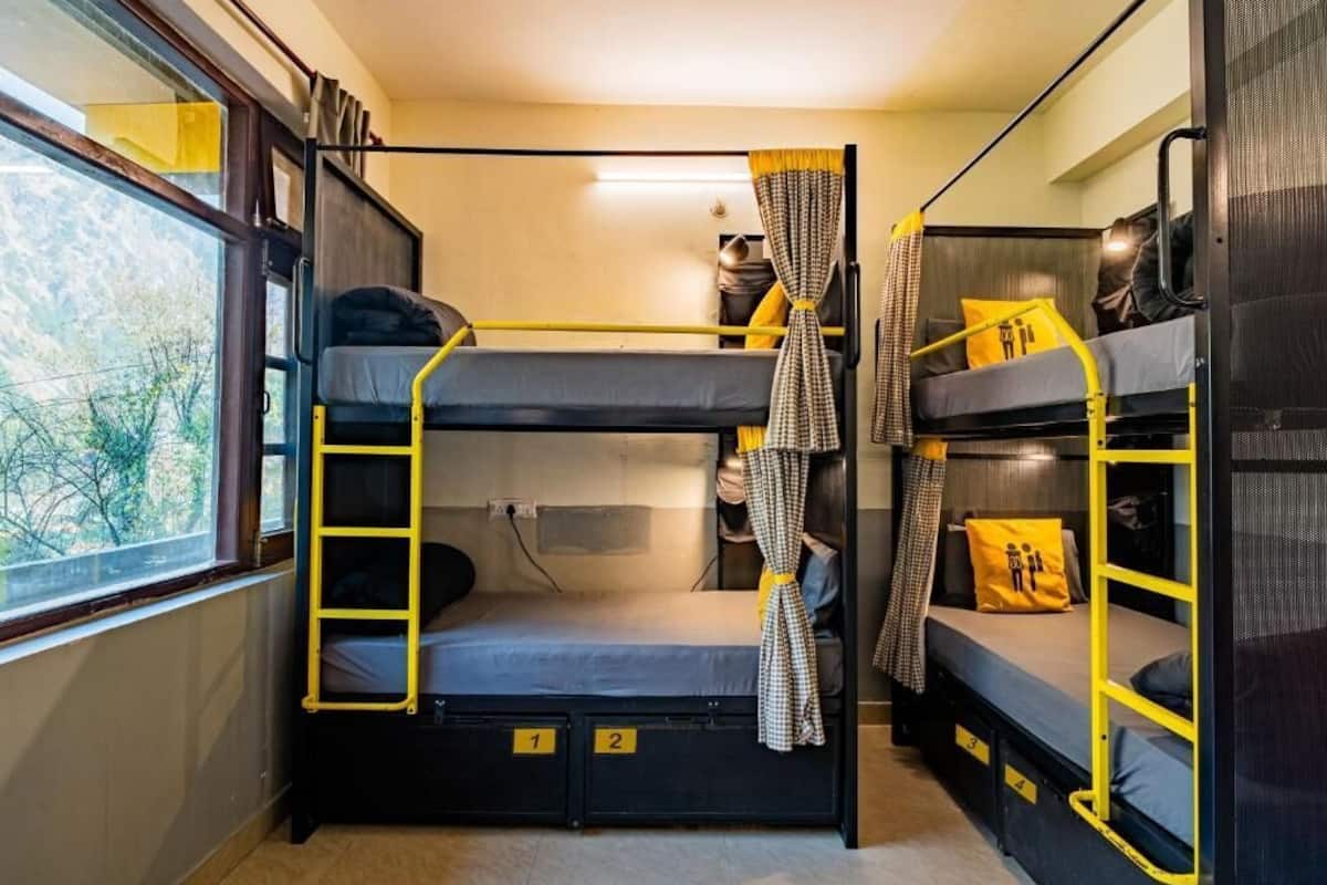 Bed in 4 Bed Female Dormitory x A Block | ์๋ง ์ปคํผ, ๋ฌด๋ฃ WiFi, ์นจ๋ ์ํธ