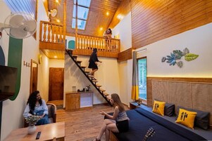 Duplex Quadruple Attic x B Block | 遮光窗帘、免费 WiFi、床单