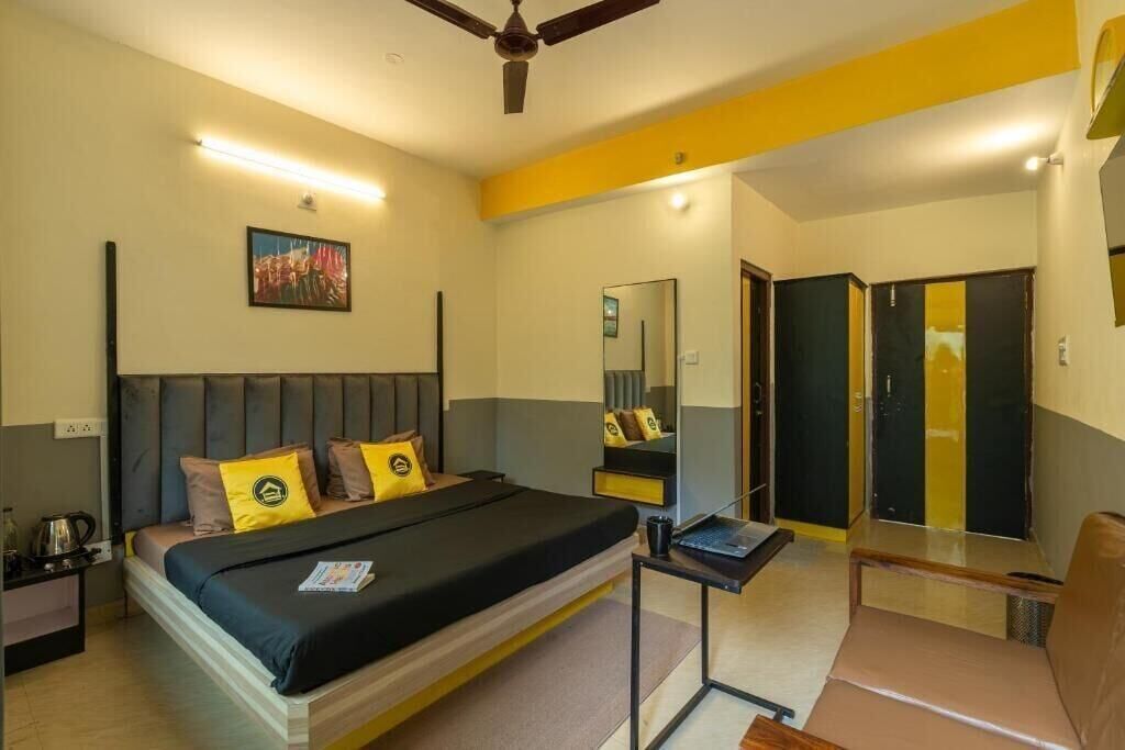 Blackout drapes, free WiFi, bed sheets