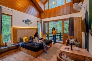 遮光窗帘、免费 WiFi、床单