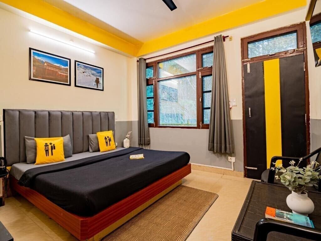 Blackout drapes, free WiFi, bed sheets