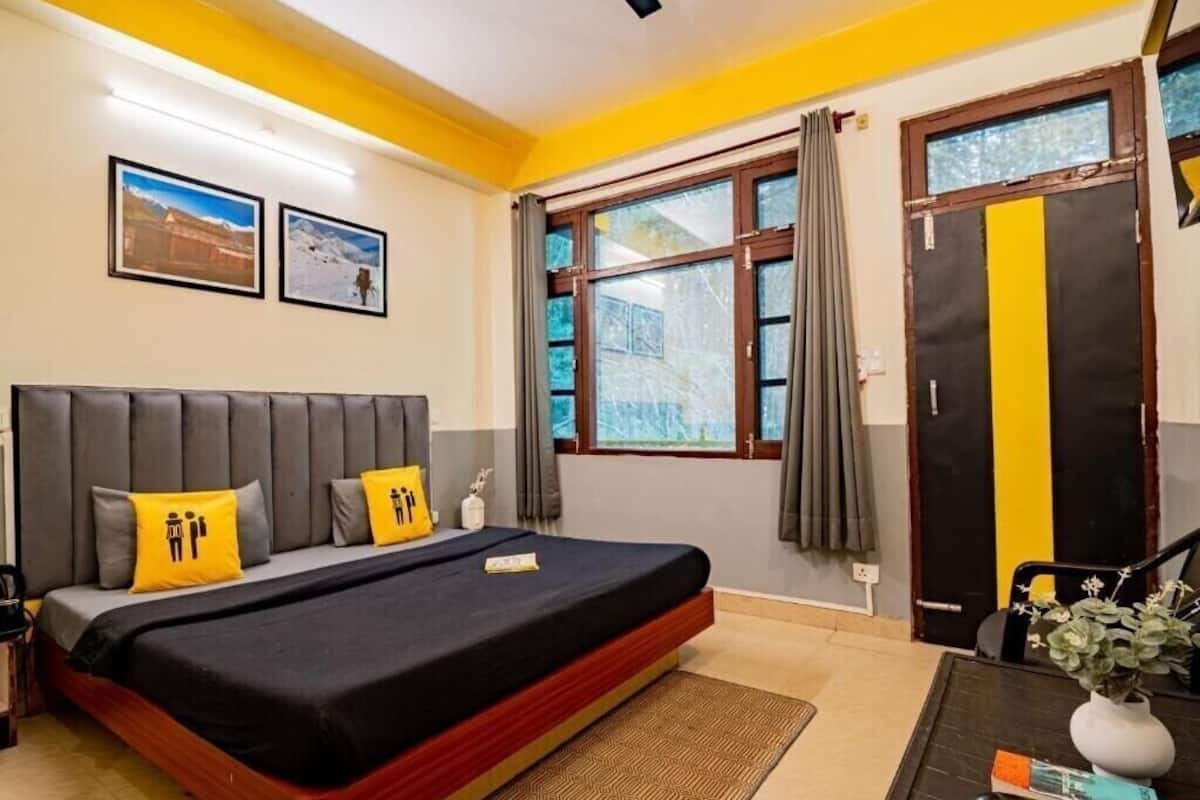 Blackout drapes, WiFi (free), bed sheets