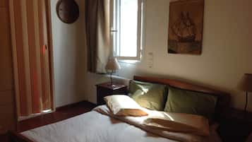 1 habitación y tabla de planchar con plancha