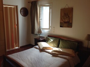 1 habitación y tabla de planchar con plancha 