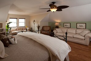 Premium Suite, 1 King Bed | Iron/ironing board, free WiFi, bed sheets - Blue Heron Inn (Fernandina Beach)