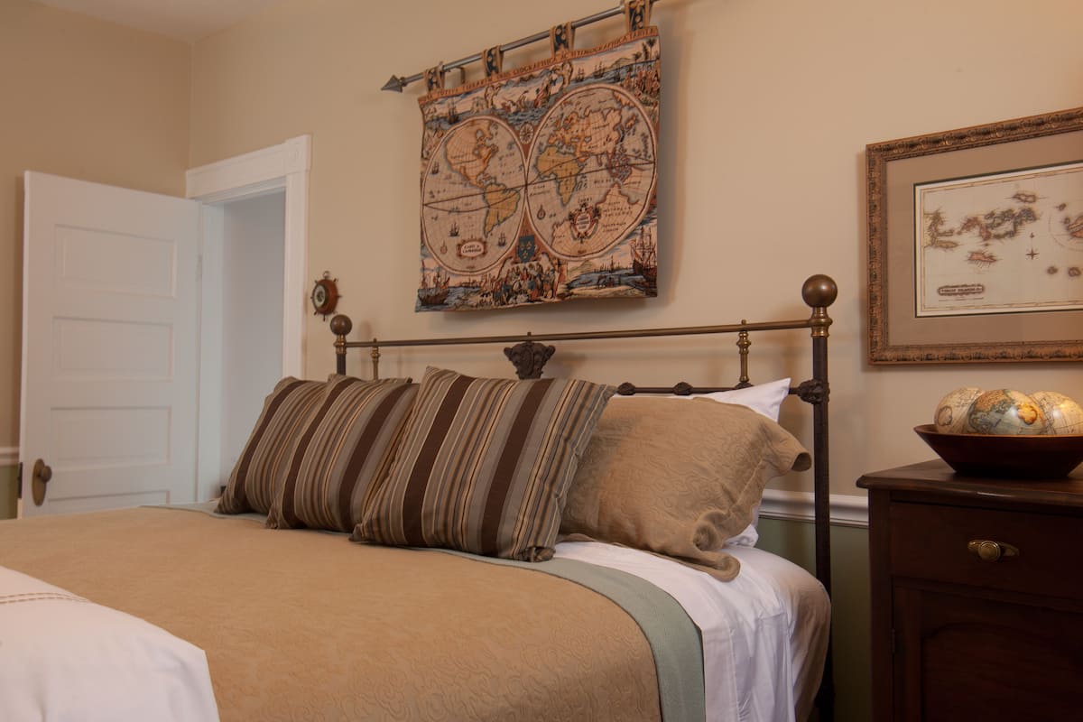Comfort Single Room, 1 Queen Bed | Iron/ironing board, WiFi (free), bed sheets