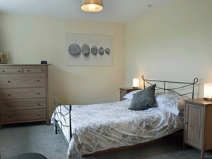 3 bedrooms, free WiFi, bed sheets - 3 bedroom accommodation in Red Roses, near Whitland (Red Roses, near Whitland)