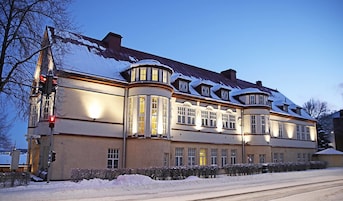 Fachada da propriedade à noite