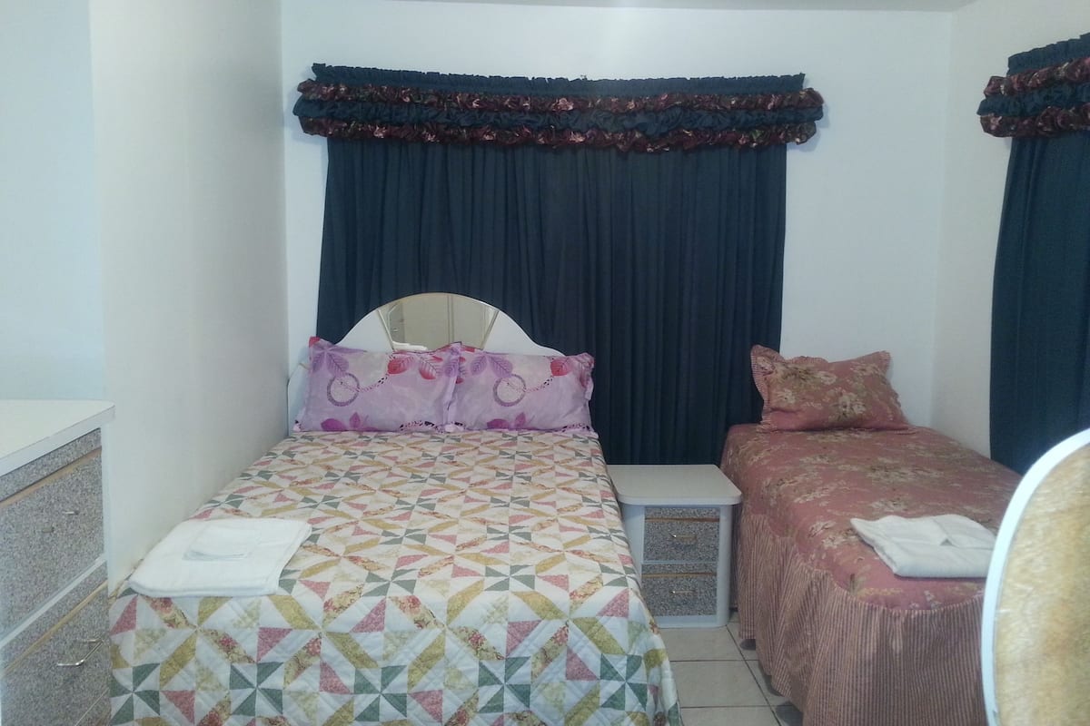 Comfort Double or Twin Room, 1 Double Bed | Blackout drapes, iron/ironing board (on request), WiFi (free)