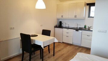 Estúdio | Cozinha privada | Geladeira, cooktop, lava-louças, cafeteira/chaleira