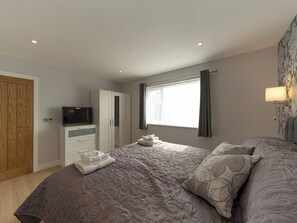 2 bedrooms, free WiFi, bed sheets - Take a break in the lap of luxury. (Tibberton, near Gloucester)