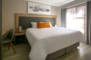 Appartement, 1 slaapkamer | Een kluis op de kamer, een laptopwerkplek, een strijkplank/strijkijzer