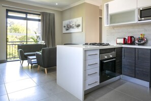 Apartment, 2 Bedrooms | Private kitchen