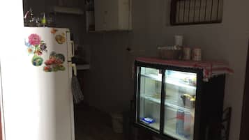 Fridge, microwave, stovetop, cookware/dishes/utensils