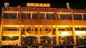 Un edificio con un letrero que dice "SHIRAZ" en la parte superior.