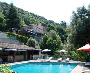 Een seizoensgebonden buitenzwembad en parasols bij het zwembad