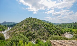 A mountainous landscape with a bridge and a river. - Hôtel 4* Les 3 Barbus (Generargues)