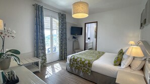 Premium bedding, minibar, in-room safe, individually decorated - Hôtel 4* Les 3 Barbus (Generargues)