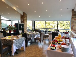 Free daily buffet breakfast - Hôtel 4* Les 3 Barbus (Generargues)