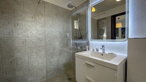 Shower, designer toiletries, hair dryer, bathrobes - Hôtel 4* Les 3 Barbus (Generargues)
