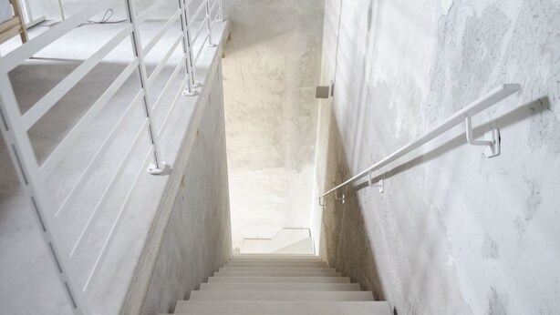 A staircase with white railings and a concrete wall. - Riposino (Marmirolo)