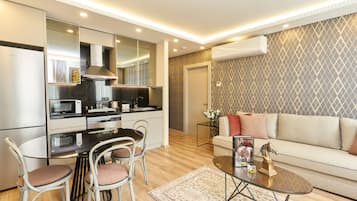 Grand réfrigérateur, micro-ondes, four, lave-vaisselle